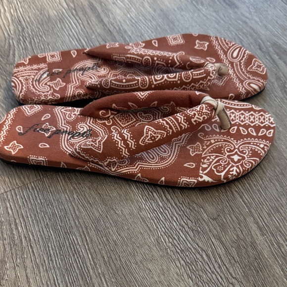 Free People bandanna print flip flops - Picture 5 of 6